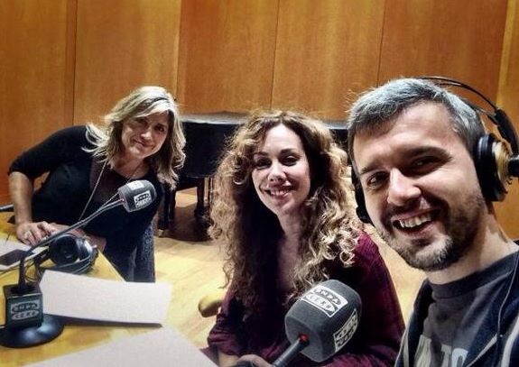 Julia Otero con Raquel Martos y Juan Gómez-Jurado en Valencia