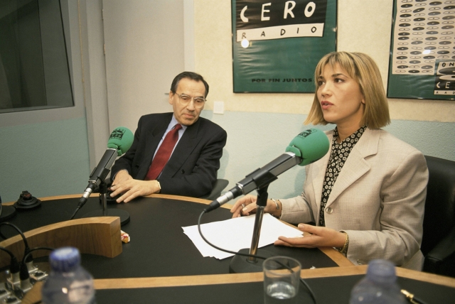 Julia Otero con Alfonso Guerra en el estudio de Onda Cero