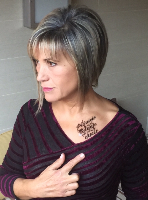 Julia Otero apoyando la campaña El tatuaje que más duele