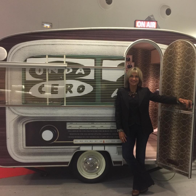Julia Otero con la caravana vintage de Onda Cero Valladolid