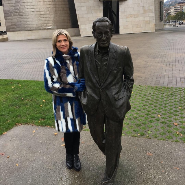 Julia Otero junto a la escultura de Ramón Rubial