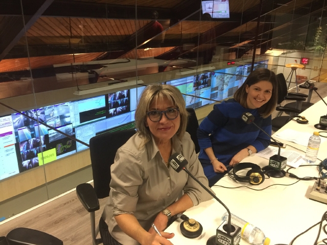 Julia Otero con Aneyma León en el centro de operaciones de Renfe